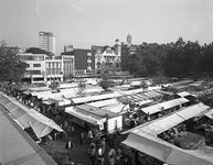 73025 Gezicht op het Vredenburg te Utrecht, uit het noordwesten, tijdens de markt.